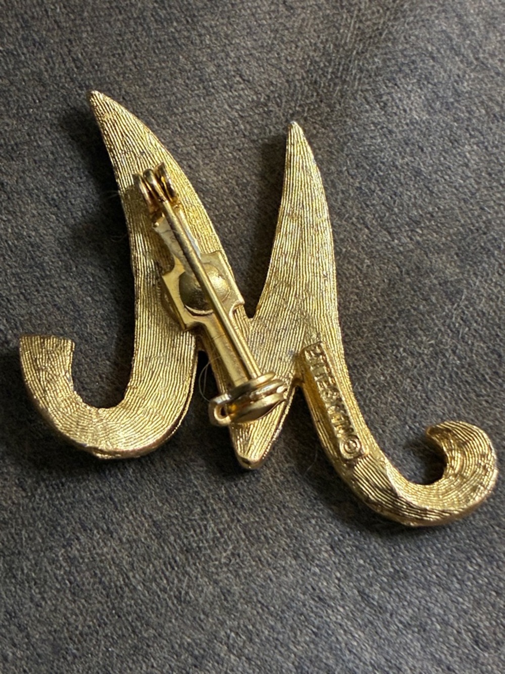 Gold Letter M Brooch made by Mamselle often are gold plated mid century - Picture 4 of 5